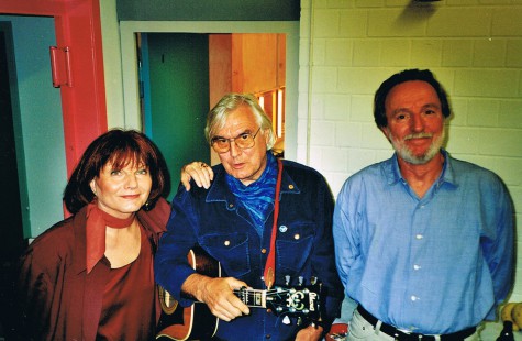 Mit Kabarettist Dietrich Kittner und Hannes Wader hinter den Kulissen vor dem Auftritt in Hannover, 2000