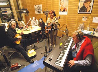 In meiner WDR-HF-Reihe  CHANSONS UND LIEDER-LICHES, hier mit Stephan Sulke und Adax Dörsam.
Im Hintergrund Redakteurin Gabi Lang und Matthias Bardong