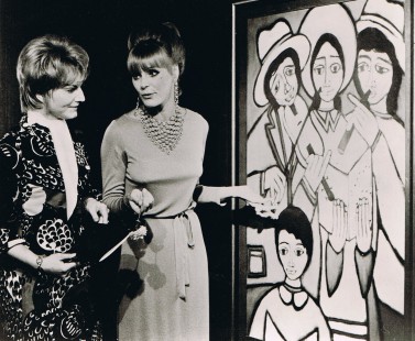 In der Gemäldegalerie von Schauspielerin Elke Sommer in Los Angeles, 1971, vor einem ihrer Bilder: erst staunen, dann singen...