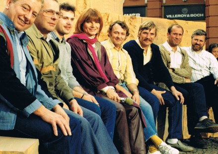 Als Moderatorin der SWF-TV-Reihe EUROPABRÜCKE unterwegs, hier in Paris mit einem Teil der Produktions-Crew, 1987