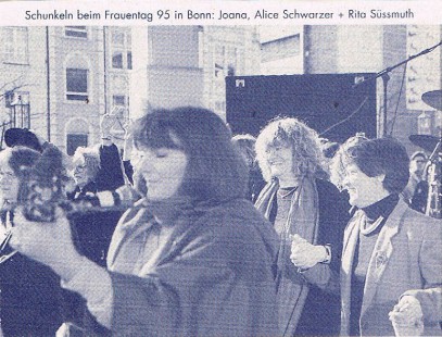 Beim  Internationalen Frauentag am 8.März,1995 in Bonn mit Rita Süßmuth, Alice Schwarzer und 6.000 weiteren Frauen singen wir:   „Wir sind viele“