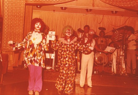 Auf der MS-Europa 1 in einer munteren Szene mit Kammersängerin Erika Köth (Clown rechts), ich clowne links..., irgendwo im Pazifik, 1979