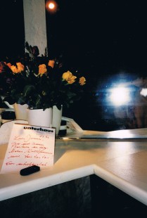 So liebevoll werde ich im UNTERHAUS in MAINZ begrüßt: In der Garderobe steht ein Blumenstrauß und ein Willkommensbrief! Da geht frau gern auf die Bühne