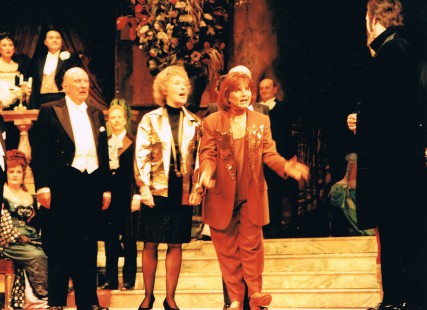 Nationaltheater Mannheim - Die Fledermaus, 1995, hier in einer Szene beim Fürsten Orlofsky  mit de Hildegard ihrer Yuccapalm