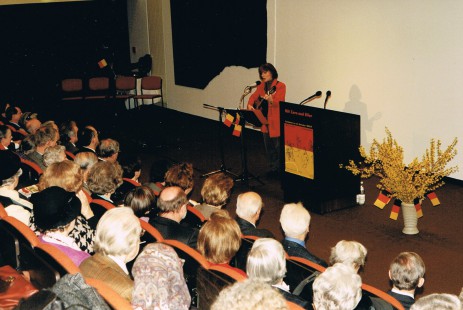 Im Anna-Reiß-Saal in Mannheim 1998  mit meinem  Programm: Vom Freiheitsbaum zur Yuccapalm -    anlässlich der Karikaturenausstellung MIT ZORN UND EIFER - Revolution 1848/49