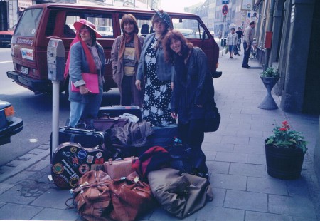 Auf Tour mit der „Nacht der Poetinnen“, hier in Düsseldorf, 1986 (v.li.) Frederike Frei, Joana, Karin Hempel-Soos, Peggy Parnass – dahinter   unser Tourbus, unsere Technikerin Mechthild Schiemann-Büttner hat ihn gut gesteuert.