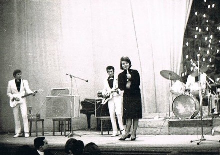 JOANA 1964: Ich singe Französische Chansons im Mannheimer Rosengarten 
mit den TIELMAN BROTHERS, die – obwohl eine Rock´n-Roll-Band – sehr einfühlsam und fein begleitet haben.